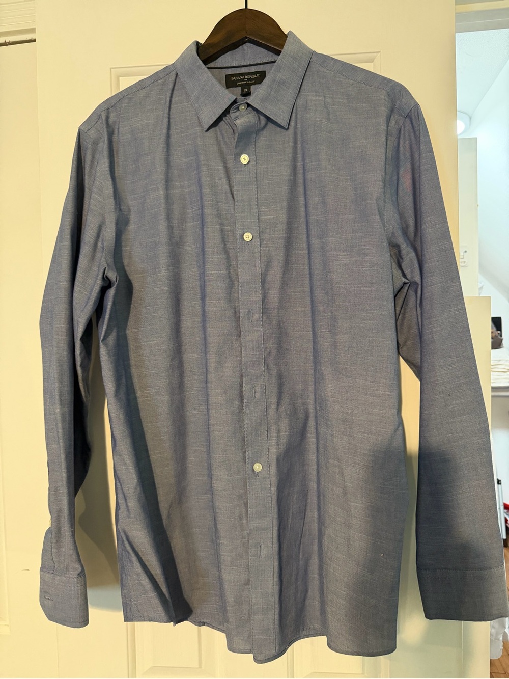 Banana Republic Men's Light Blue Long-Sleeve Dress Shirt